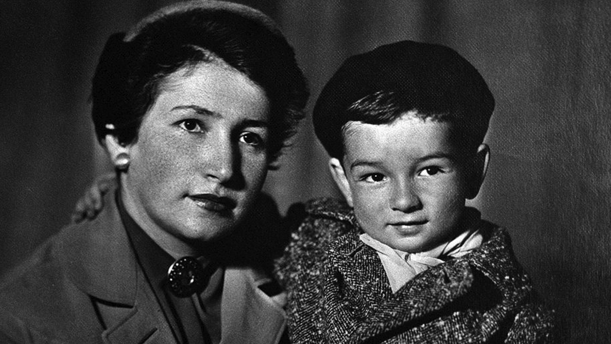 Евгений Примаков в детстве с мамой