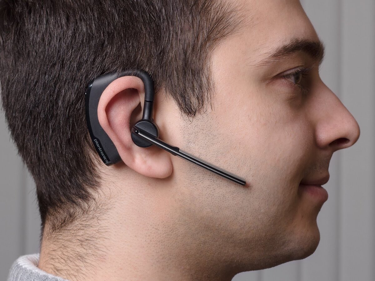 В правом наушнике. Bluetooth-гарнитура Plantronics Voyager Legend. Plantronics Voyager Legend Bluetooth. Plantronics Voyager Pro UC v2. Plantronics ушная гарнитура.