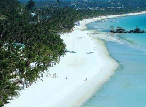 На этом пляже весной 1942 года японцами был высажен десант.