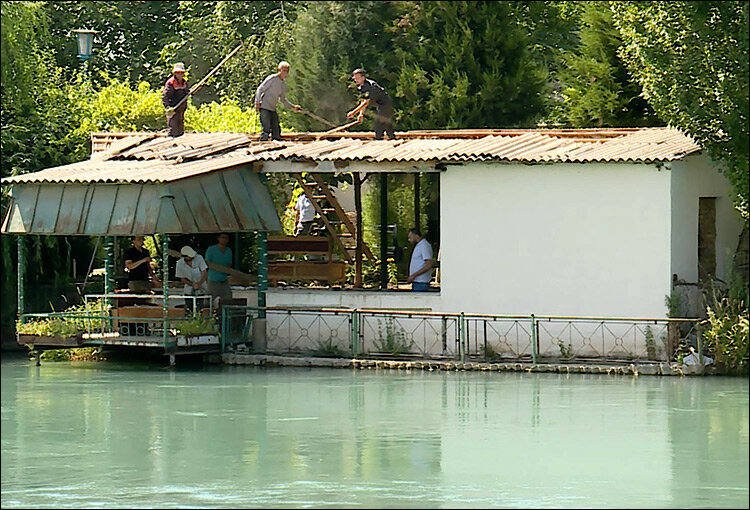 Постройка на берегу Чирчика. Фото с Facebook-страницы Генпрокуратуры Узбекистана