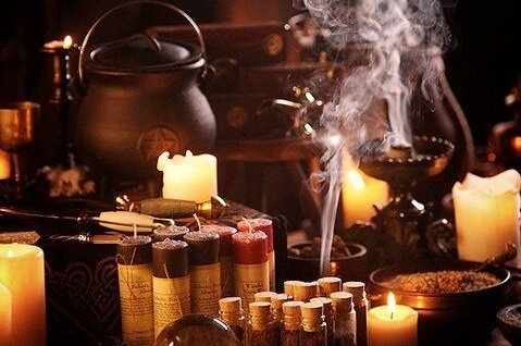 Магия пугала и завораживала одновременно. Всегда находились те избегал ведьм, но на отсутствие клиентуры (тем более в делах любовных) они не жаловались