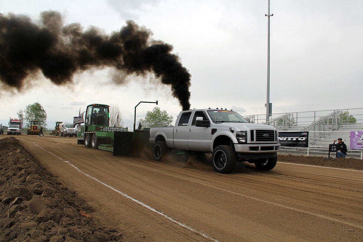 В США среди определённого пласта ценителей ныне в ходу мода на заведомо-дымный выхлоп ("Rolling coil"). Даже проводятся специальные соревнования, а потом эти весёлые ребята катаются по улицам и задувают смогом в проезжающие авто и прохожих. У нас же, скорее всего, это не приживётся: могут догнать и выразить недовольство по лицу. (фото: trucktrend.com)