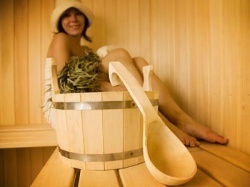 У нас ещё с советских времен медики однозначно утверждали, что беременная женщина должна обходить бани стороной из-за опасности срыва беременности. Но совсем недавно их мнение перестало быть столь категоричным. И всё-таки, можно ли посещать баню при беременности? 
