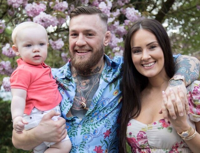 Конор с женой и сыном.