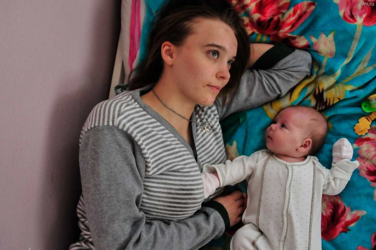  
Самая частая причина, по которой женщины впадают в депрессию – это гормональные изменения в ее организме. На фото: Кристина Миронова вместе с дочкой Сонечкой. Фото: Пелагия Замятина "Вечерняя Москва"