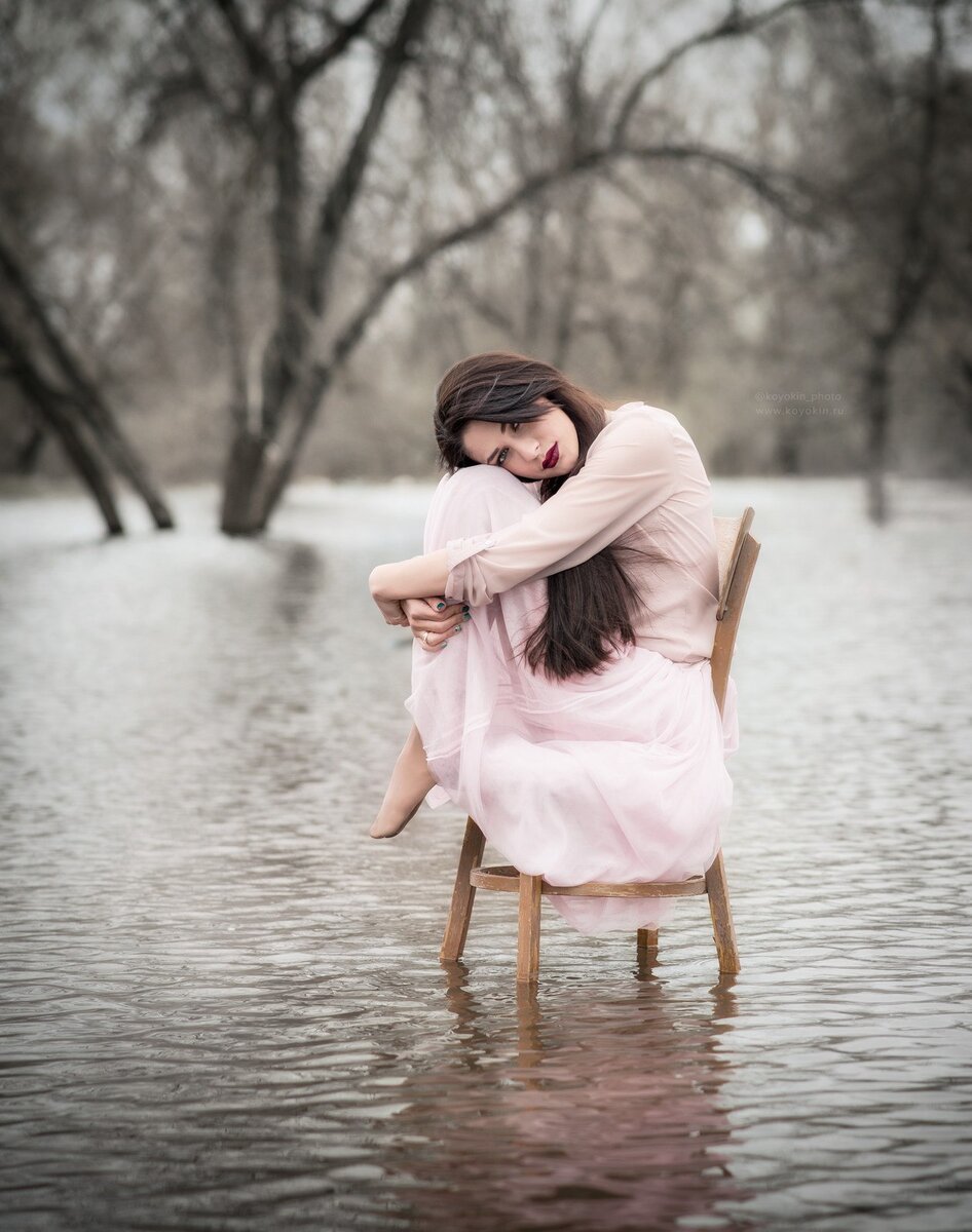 Фотосессия со стулом в воде