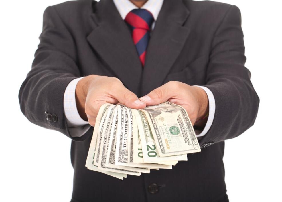 вручение подарка. самый щедрый человек. самый щедрый человек. протягивает деньги. самый щедрый человек.