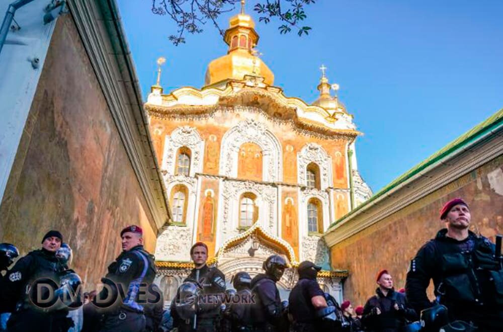 11 октября полицейские стоят на страже перед центральным входом в Киево-Печерскую Лавру. Киев, Украина