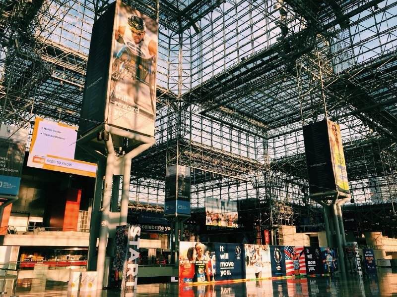 Внутри центра Jacob Javits.