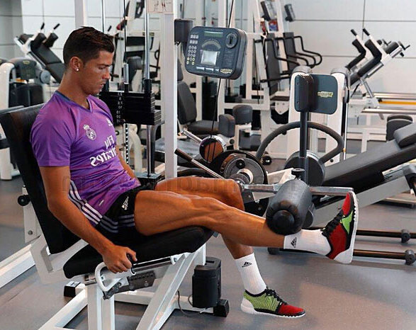 Cristiano Ronaldo в спортзале.