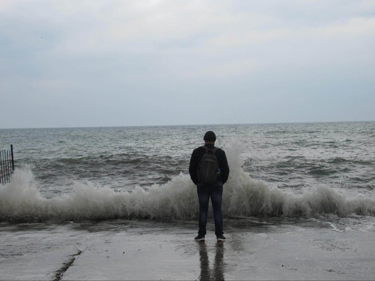 Первый день в Крыму. Алушта, берег Черного моря. Город встретил дождем. Хотя приятно, что январь, а снега нет