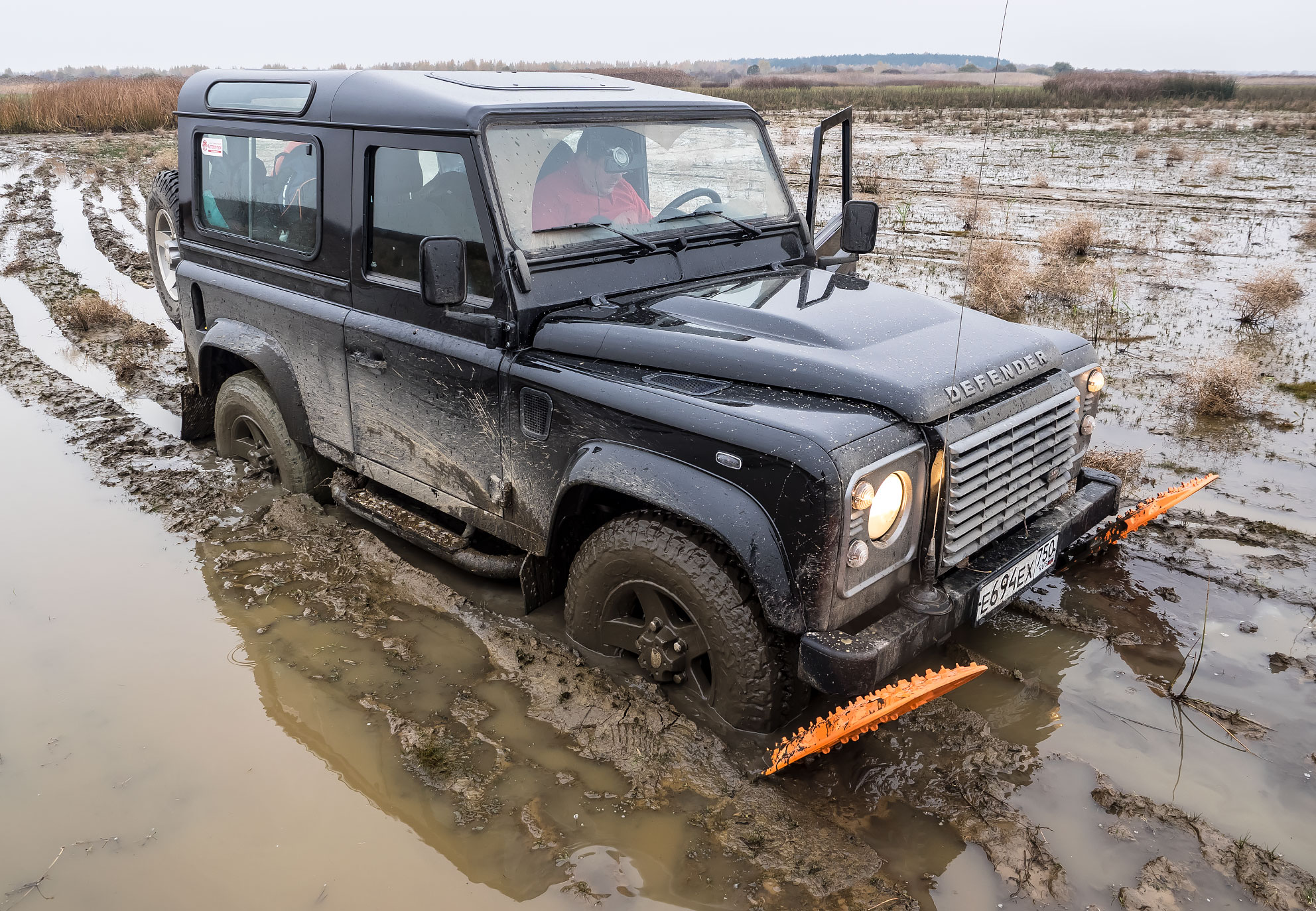 Застрявший по дороге к Мологе LR Defender не спасают даже сенд-траки MaxTrax