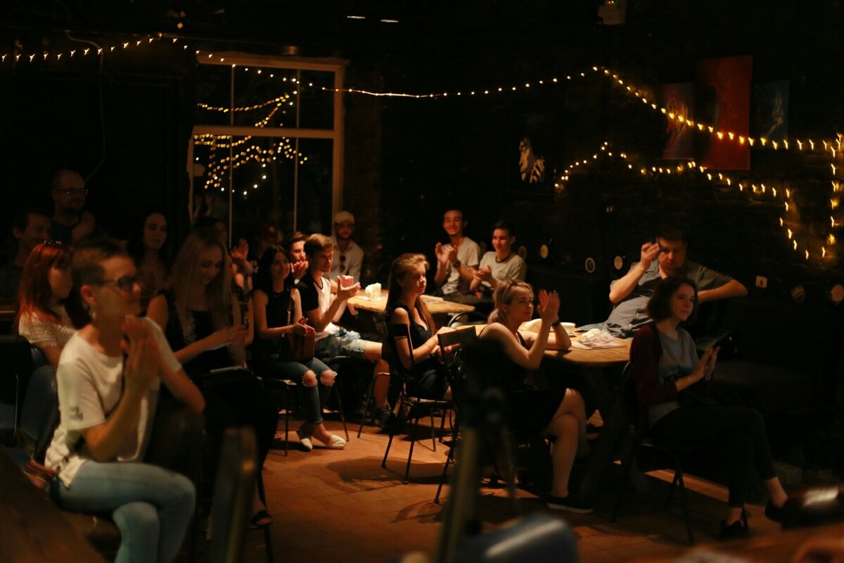 Вечером выступаешь. Вечером выступаешь. Дорога ночь дождь. Песня горят фонари. Волшебные фонари изо.