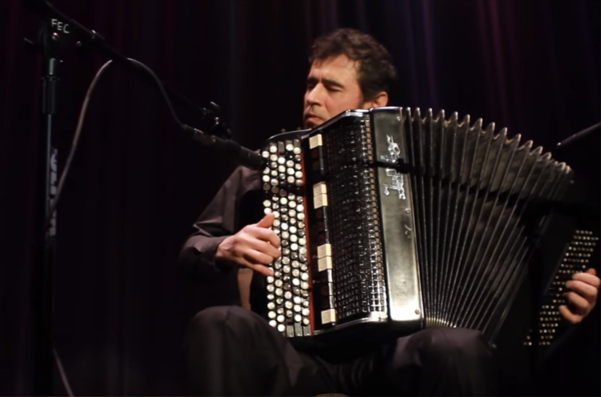 Баянист играет Баха