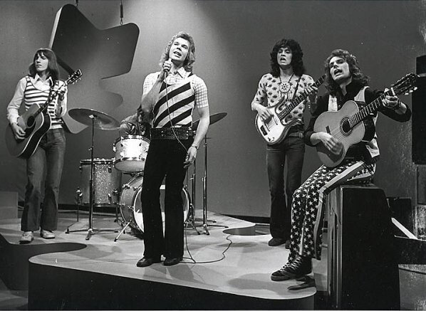 Увы качественного фото группы не было, прикрепляю  фото Tee-Set.