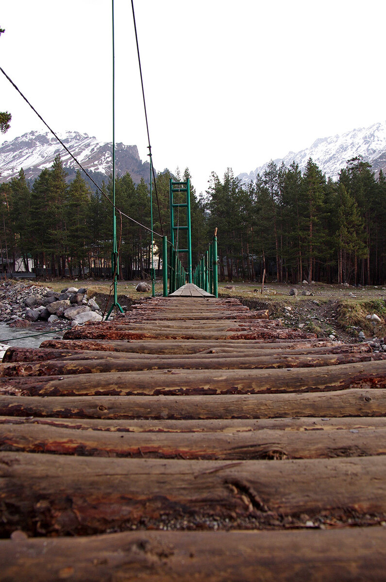Навесной мост через горную реку.