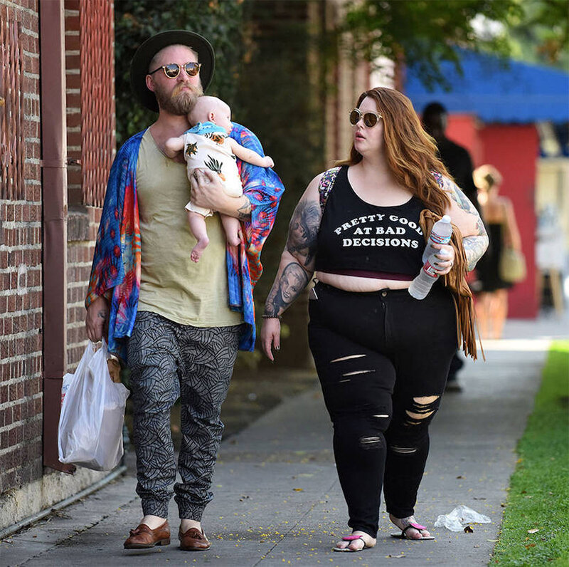 Тесс Холидей гуляет с мужем и ребенком.