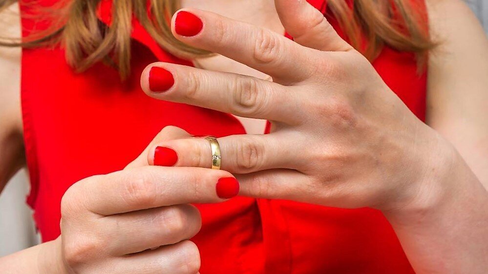  Периодически сдери моих знакомых возникает вопрос: как снять кольцо с опухшего пальца? 