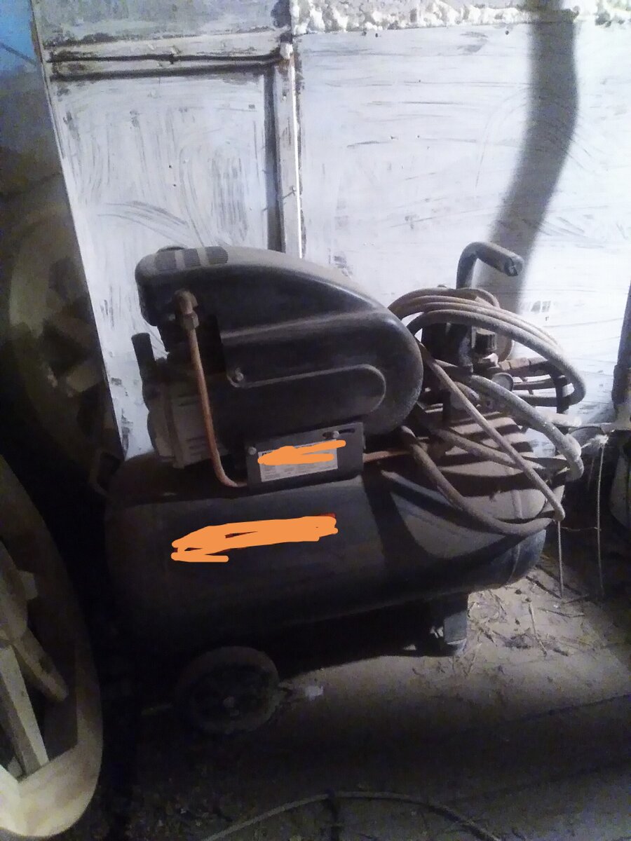 Также имеется компрессор за 6200, достаточно хороший, для покраски изделий.. 