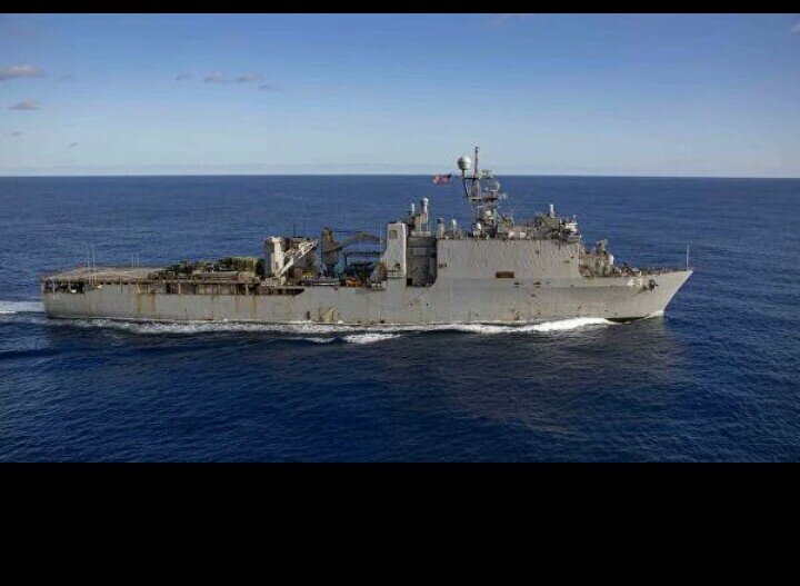 Два ракетных эсминца ВМС США прошли через территорию возле одного из островов Спартли в Южно-Китайском море — эти воды Китай считает своими, передает CNN. 
Соответствующая операция была проведена «для оспаривания чрезмерных морских требований и сохранения доступа к водным путям в соответствии с международным правом».

Она стала второй в Южно-Китайском море, о которой сообщили ВМС США в этом году. В январе эсминец USS McCampbell проплыл в 12 морских милях от Парасельских островов. Вскоре после этой операции Китай обвинил США во вторжении в свои территориальные воды и заявил, что они развернули ракеты, «способные нацеливаться на средние и крупные корабли».

В конце сентября USS Decatur также проплыл в пределах 12 морских миль от рифов Гавен и Джонсон на островах Спратли в рамках аналогичной операции по обеспечению свободы судоходства.

Во время этой операции китайский эсминец прошел в 45 ярдах от военного корабля США, заставив его маневрировать, чтобы избежать столкновения. США назвали действия китайского военного корабля небезопасными и непрофессиональными, в то время как Пекин заявил, что США угрожают безопасности и суверенитету Китая.

США обвинили Пекин в установке ракет и другой военной техники на спорных островах, отметив, что милитаризация данных территорий проходит очень активно. Пекин считает практически всю эту акваторию своими территориальными водами.

Ранее командующий ВМФ США призвал к агрессивным действиям в отношении России и Китая.

