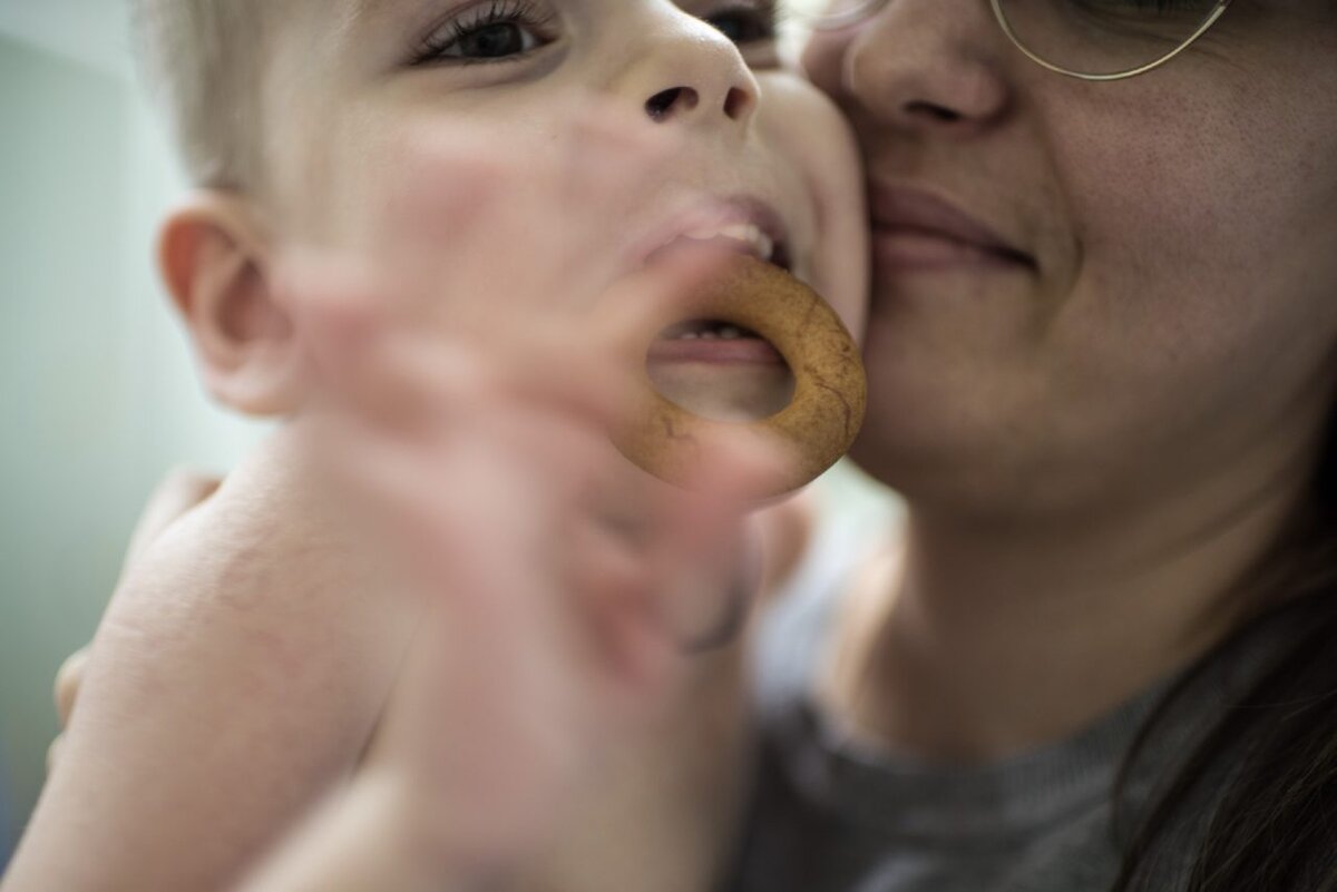Мария готовит Федора к занятию в бассейне. Фото: Алина Десятниченко для ТД
