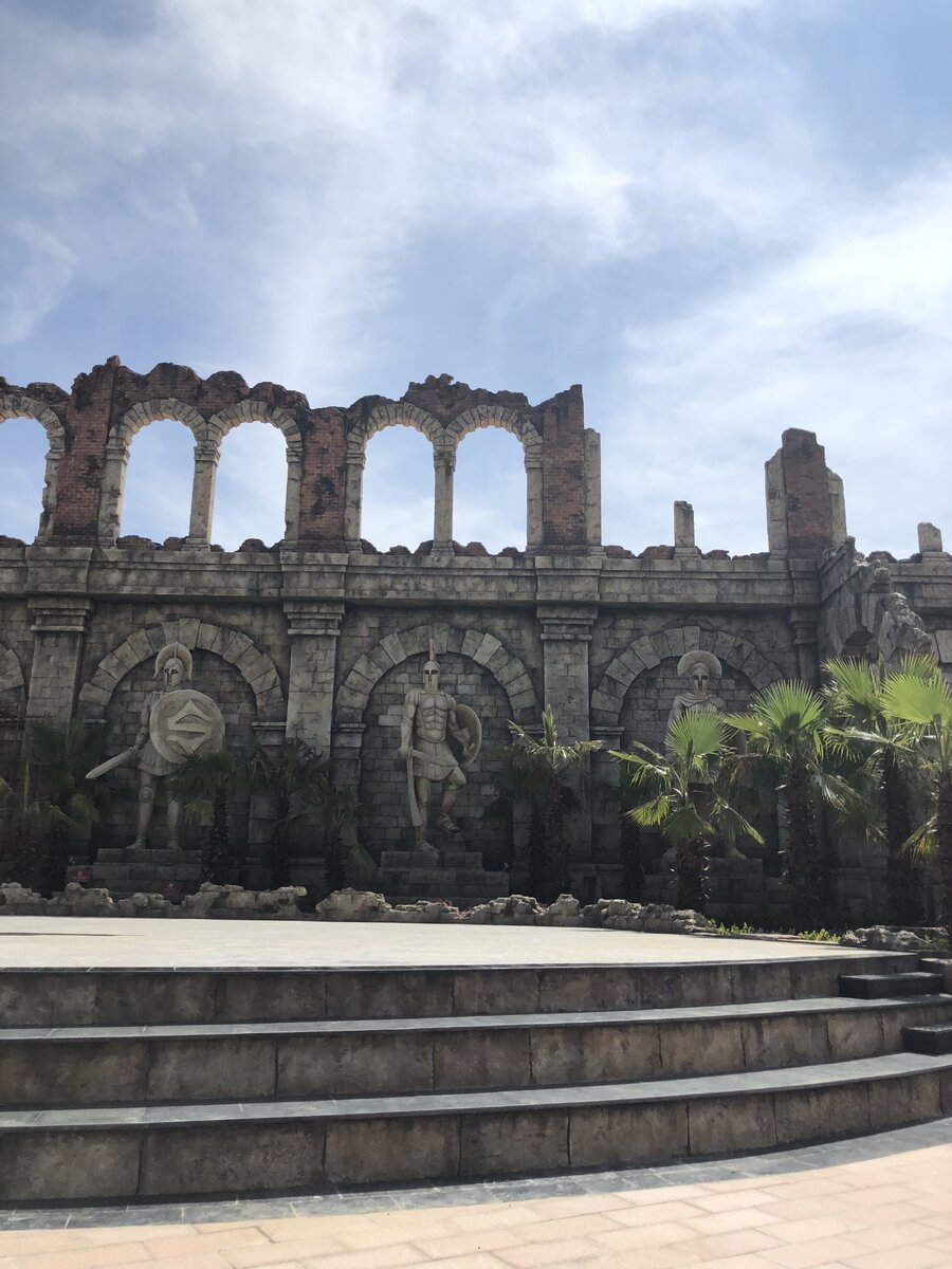 Вот такие спартанцы охраняют главное здание.