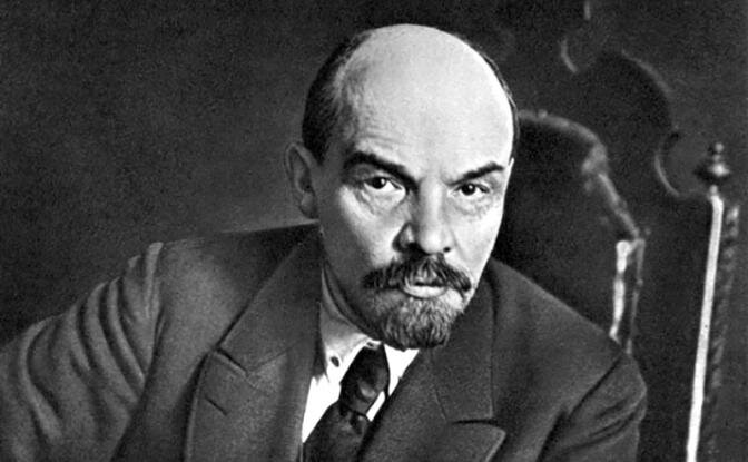 Владимир Ильич Ленин(1870-1924), революционер, создатель социал-демократической партии, председатель Совета Народных Комиссаров.