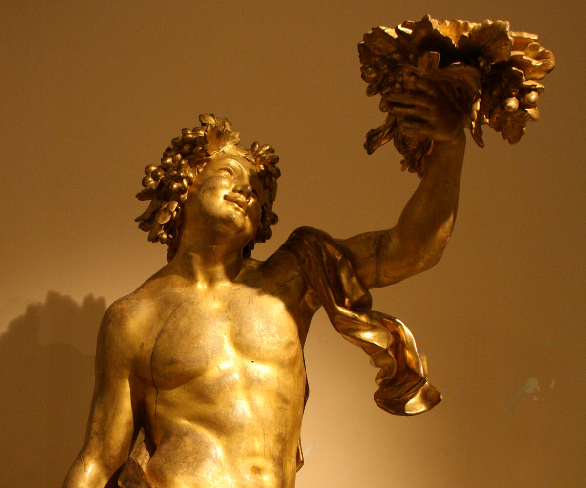 Резное и позолоченное деревянное изображение Бахуса. Приписывается Филиппо Пароди. Милан. Около 1677 года