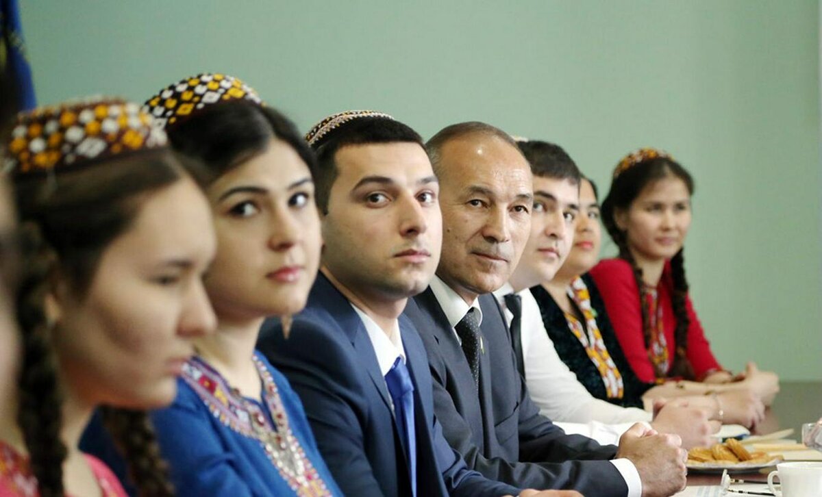 СТУДЕНТЫ ИЗ ТУРКМЕНИСТАНА И ПРЕДСТАВИТЕЛЬ ПОСОЛЬСТВА В ОДНОМ ИЗ ВУЗОВ БЕЛОРУССИИ. ФОТО С САЙТА GRSU.BY