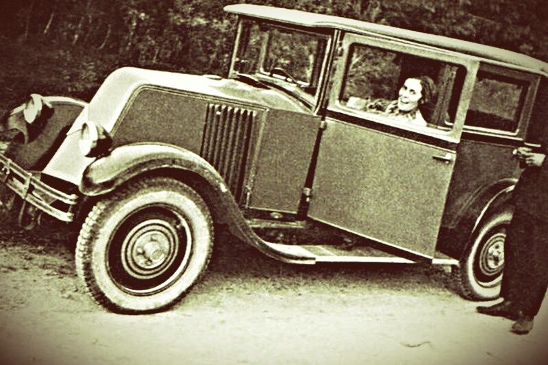 Лиля Брик на новеньком рено. Из открытых источников интернета