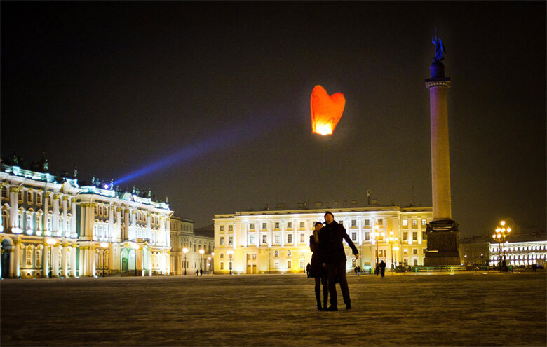 
Этот романтический праздник пришел на просторы стран СНГ в бурные девяностые. Сегодняшний покровитель влюбленных по всему свету – католический святой Валентин – известен своей печальной историей: этот священник тайно обвенчал влюбленных, за что поплатился жизнью. Праздник отмечают почти во всем мире. 