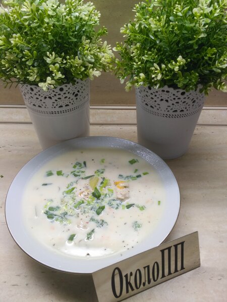 Фото обеда: сырный суп и кусочек шоколада