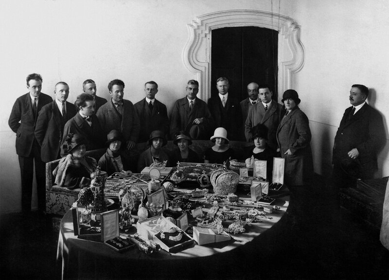 Осмотр драгоценностей российской императорской фамилии сотрудниками иностранных посольств и их женами в помещении Гохрана в Настасьинском переулке Дата съемки: 1923 год.