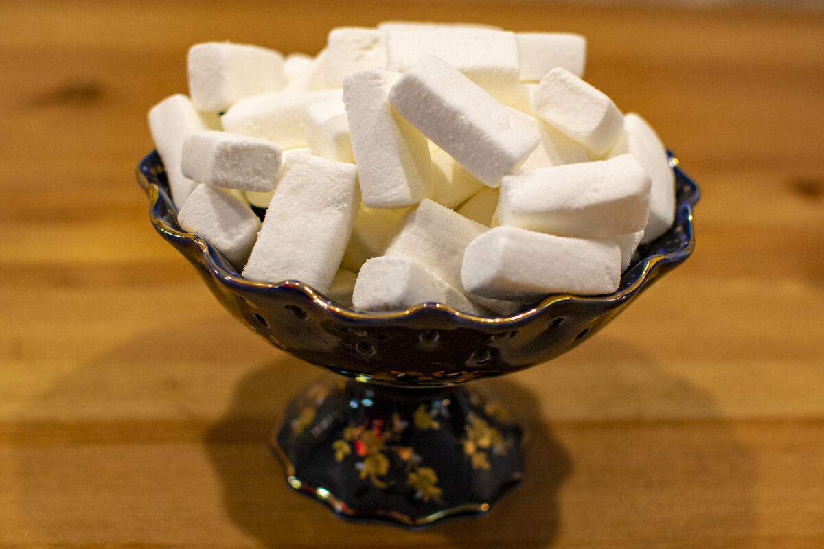 Что такое marshmallow. Пастила с маршмеллоу. Зефир растопленный маршмеллоу. Маршмеллоу с начинкой внутри. Маршмеллоу с кусочками ананаса.