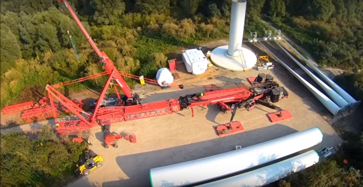 Сборка крана Liebherr LTM 11200-9.1 "Mammaet" (Используется стрела T3 + Y портал + удлинитель с изменяемым вылетом до 126 метров) краном Liebherr гораздо меньшей грузоподъемности.