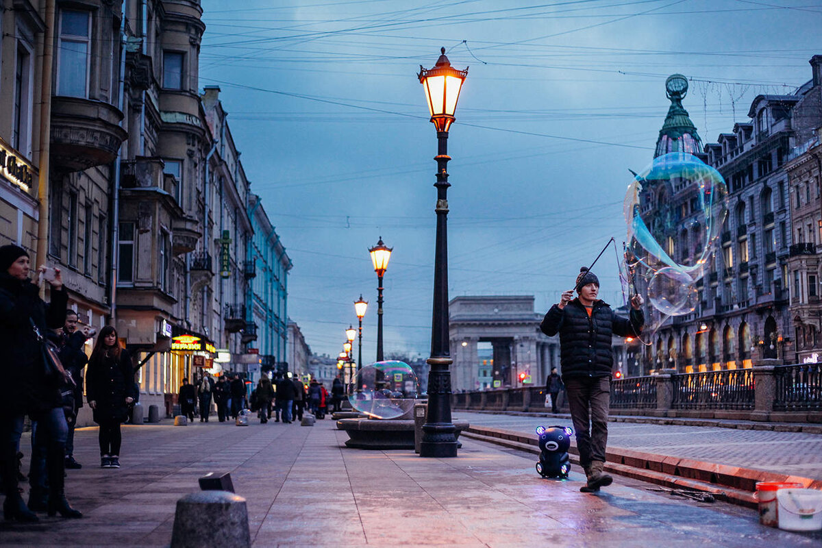 Яркий спб. Улицы Питера. Улица л. Люди на улице. Вечерние улицы Питера.