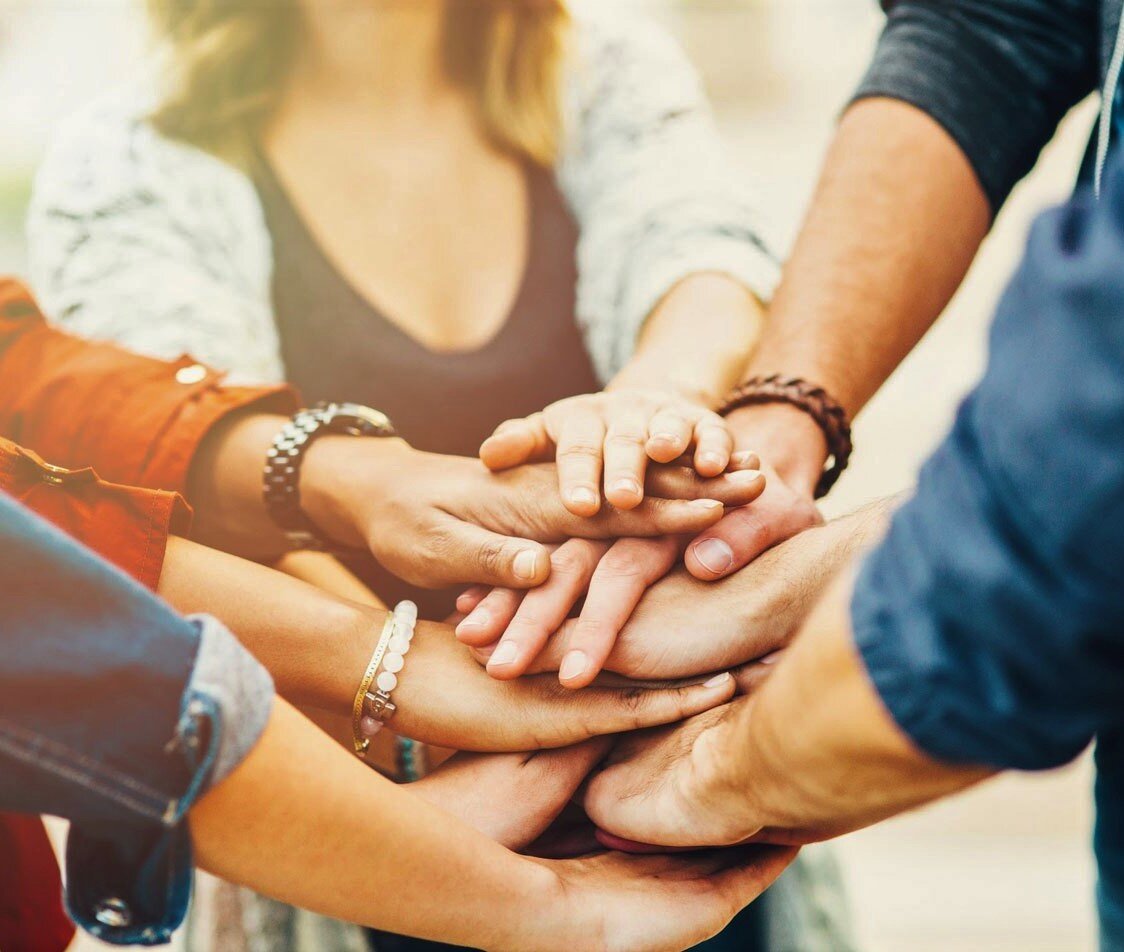 Любовь и взаимопонимание в семье. Много людей на природе. Дружная команда. Единение друзей. Взаимопомощь в семье.