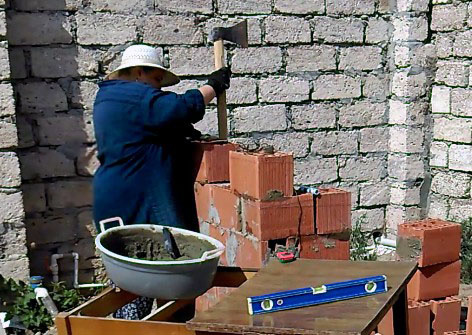  Положил кирпич - не откладывая, прибей его, чтобы сел как следует вдоль верёвочки