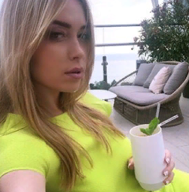 Видно что она вообще не в чем не виновата.