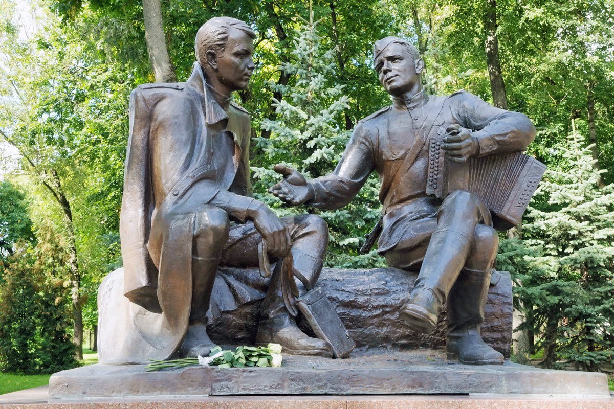 Памятник александру твардовскому. Памятник Василию Теркину в Смоленске. Памятник Александру Твардовскому и Василию Тёркину. Памятник а.т.Твардовскому и в.Теркину в Смоленске. Памятник а.т. Твардовскому и Василию Теркину.