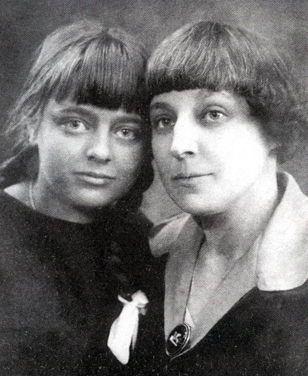 Не дарила никому лишь кольца обручального – естественно, разве бывает иначе?! Разве что - внучкам, у неё внучки никак не сбылись.

Марина и Аля. 
