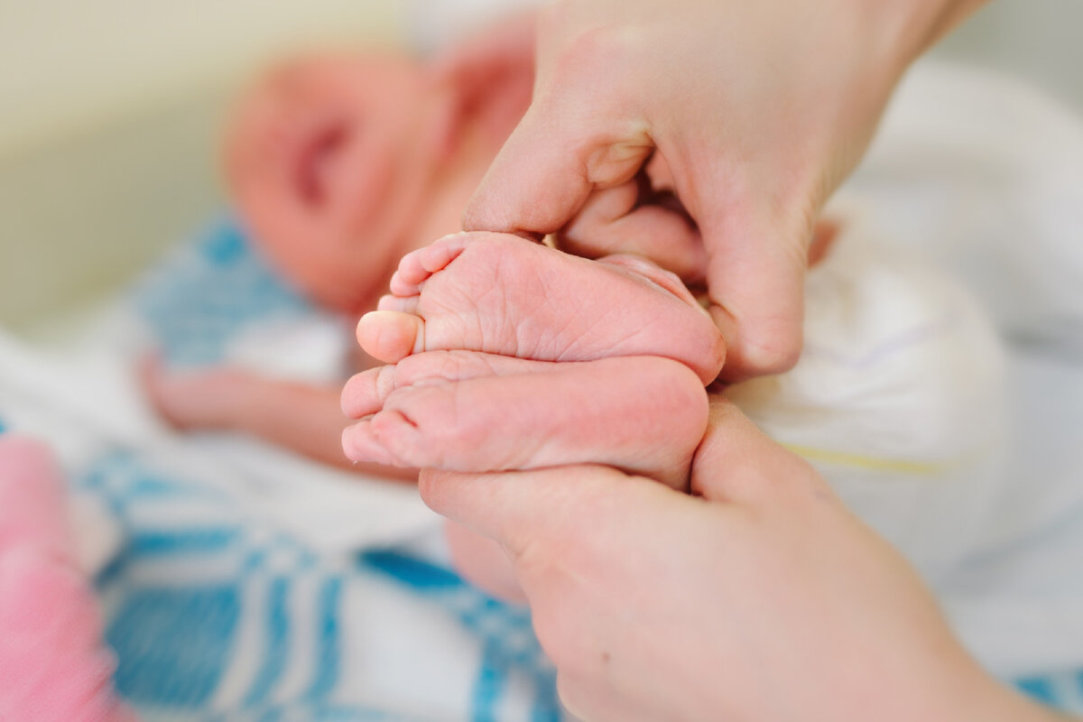    У ваших друзей или родственников случилось приятное событие - появился малыш. Так хочется разделить эту радость вместе с молодыми родителями, но появляется смятение,что же дарить младенцу? Давайте разбираться вместе.