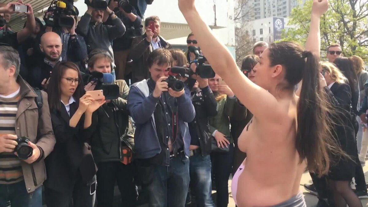 Зеленского атаковала голая активистка Femen: фото, как беременная девушка  разделась прямо перед толпой | Shock/шок | Дзен