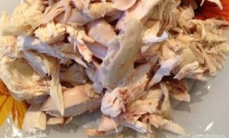 Когда курица будет готова, то вынимаем ее из бульонам отделяем мясо от костей.