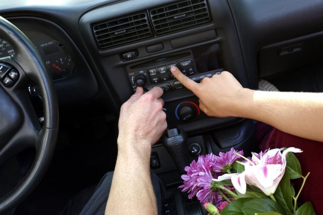 Почему люди убавляют громкость музыки в авто в любой непонятной ситуации