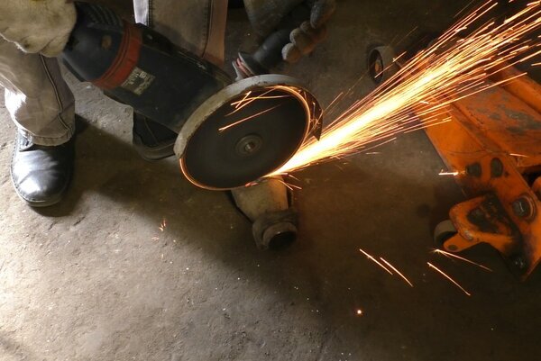 Процесс распила болгаркой