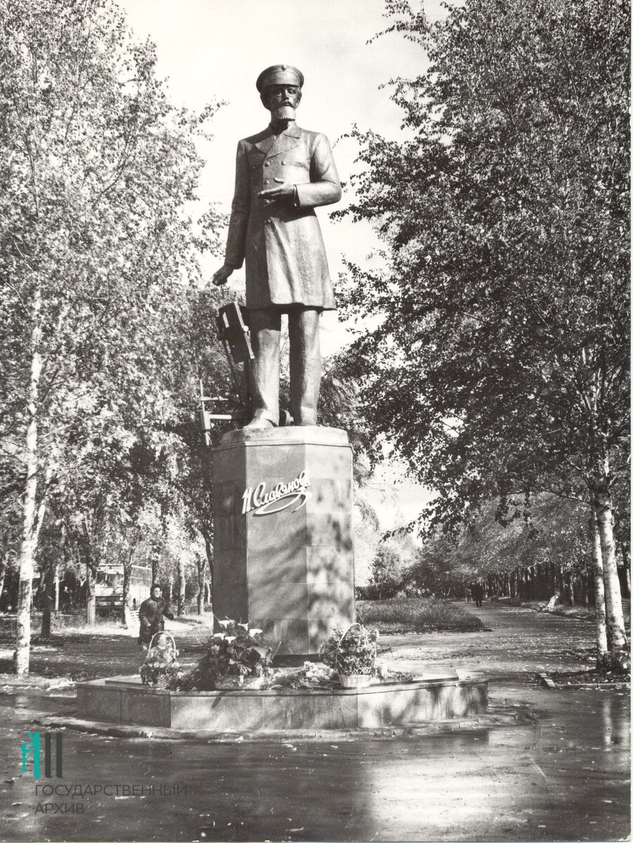 Источник: pastvu.com. Памятник Н. Славянову на площади Дружбы, 1993 год.