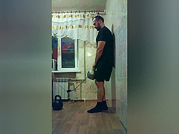 Это упражнение можно выполнять и без стенки. Но лучше на первых порах все же воспользоваться доп. опорой. И еще, не выпрямляйте до конца опорную ногу в коленном суставе, а также для лучшей устойчивости разверните колено и стопу чуть от себя. 