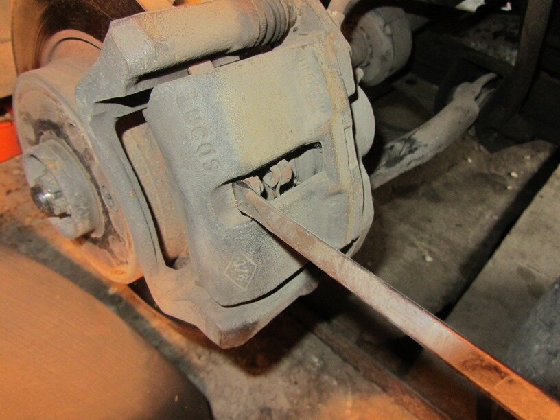 утопить поршень тормозного цилиндра