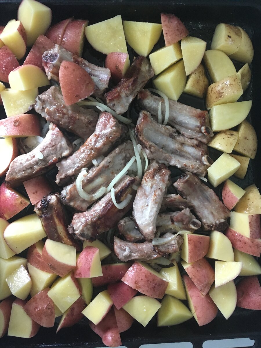 Готовим вкусные и сочные свиные ребрышки с картошкой